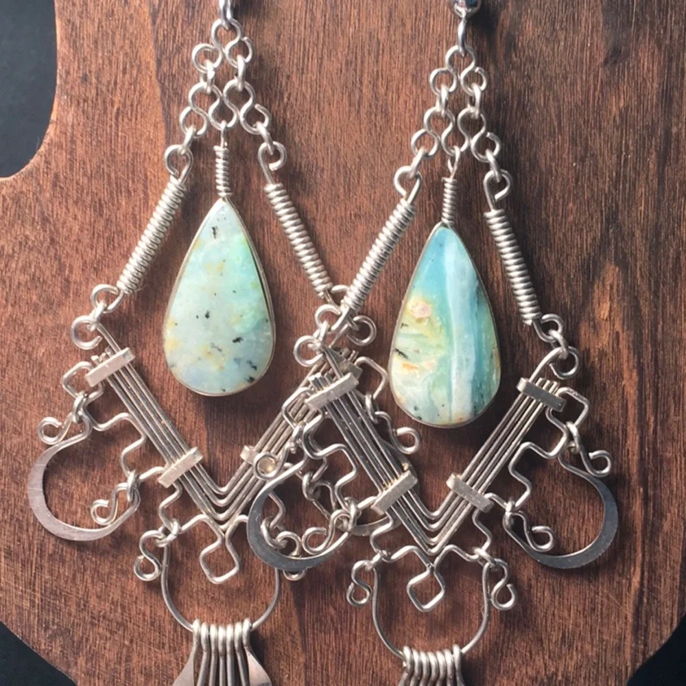 Silver & green stone dangle earrings 4” EUC pierced/fishhook. Stunning bohemian - Picture 2 of 8